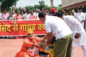 Ram Mandir Donations: రామమందిరం విరాళాల అంశంపై పార్లమెంట్లో ప్రతిపక్ష నిరసన.. పప్పు యాదవ్ వినూత్న ప్రదర్శన Ram Mandir Donations: రామమందిరం విరాళాల అంశంపై పార్లమెంట్లో ప్రతిపక్ష నిరసన.. పప్పు యాదవ్ వినూత్న ప్రదర్శన