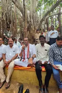 Komatireddy Fires Back: కోమటిరెడ్డి ఫైర్: “నాపై కోపం సొరంగంపై చూపారు.. కేసీఆర్, కేటీఆర్ క్షమాపణ చెప్పాలి” Komatireddy Fires Back: కోమటిరెడ్డి ఫైర్: “నాపై కోపం సొరంగంపై చూపారు.. కేసీఆర్, కేటీఆర్ క్షమాపణ చెప్పాలి”