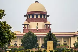 Centre Tells Supreme Court: జాతీయత ధృవీకరణ లేకుండా విదేశీయుల బహిష్కరణ సాధ్యం కాదు: కేంద్రం సుప్రీంకోర్టుకు Centre Tells Supreme Court: జాతీయత ధృవీకరణ లేకుండా విదేశీయుల బహిష్కరణ సాధ్యం కాదు: కేంద్రం సుప్రీంకోర్టుకు