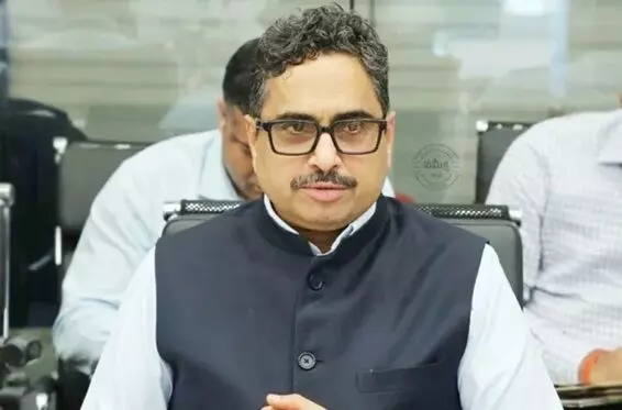 CS Sanjay Jaju: ప్రభుత్వ కార్యాలయాలన్నింటికీ టీ-ఫైబర్ తప్పనిసరి.. సీఎస్ సంజయ్ జాజు ఆదేశాలు CS Sanjay Jaju: ప్రభుత్వ కార్యాలయాలన్నింటికీ టీ-ఫైబర్ తప్పనిసరి.. సీఎస్ సంజయ్ జాజు ఆదేశాలు