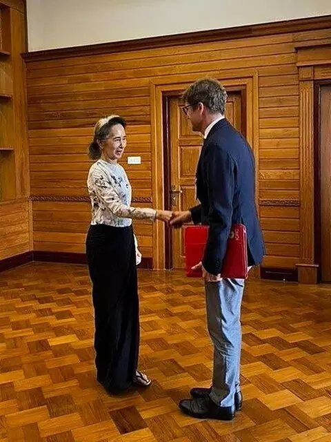 Aung San Suu Kyi: ఐదేళ్ల తర్వాత ఐసీఆర్సీ ప్రతినిధితో కనిపించిన ఆంగ్ సాన్ సూకీ Aung San Suu Kyi: ఐదేళ్ల తర్వాత ఐసీఆర్సీ ప్రతినిధితో కనిపించిన ఆంగ్ సాన్ సూకీ