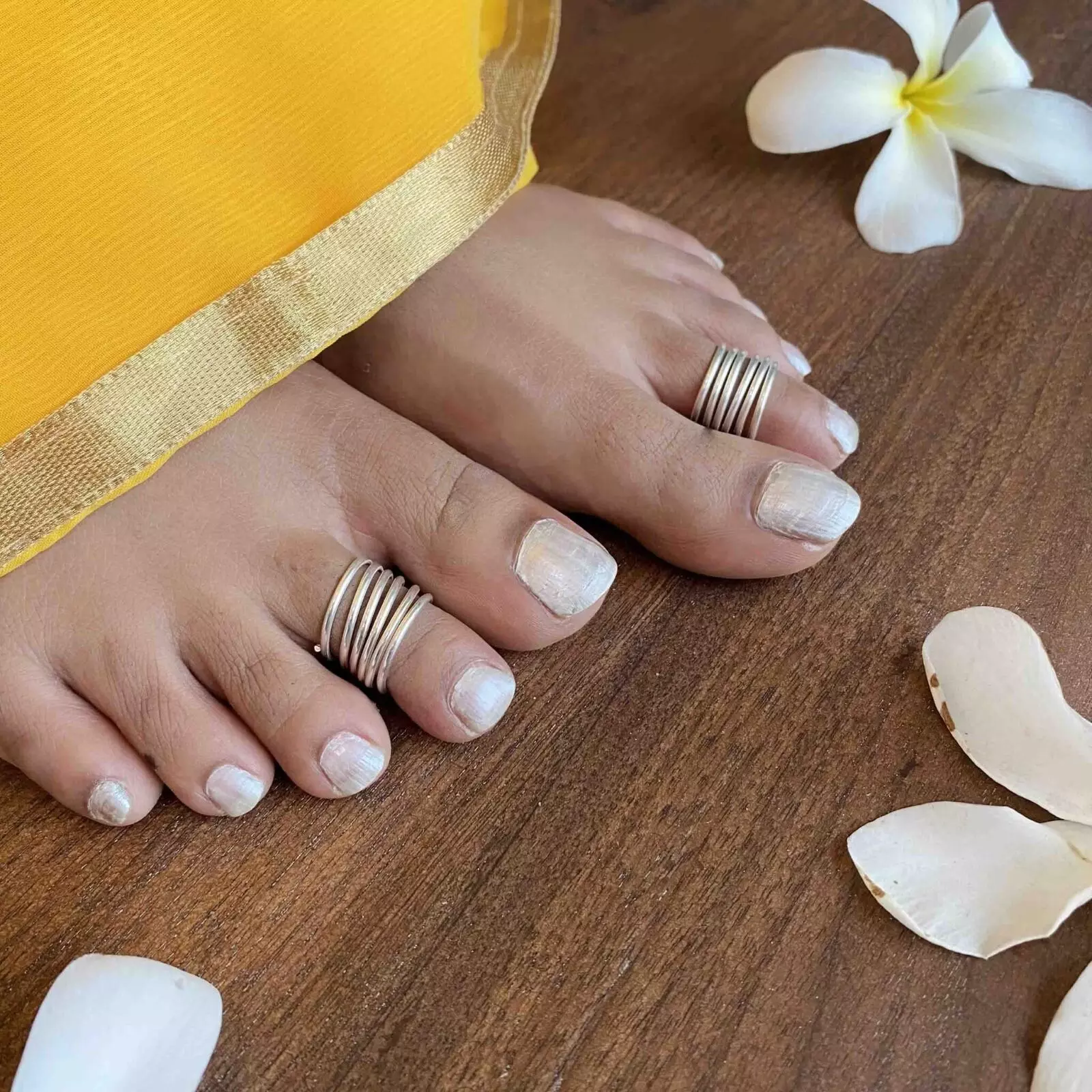 Wearing Toe Rings: పెళ్లిలో కాలి మట్టెలు ఎందుకు తొడుగుతారో తెలుసా? Wearing Toe Rings: పెళ్లిలో కాలి మట్టెలు ఎందుకు తొడుగుతారో తెలుసా?
