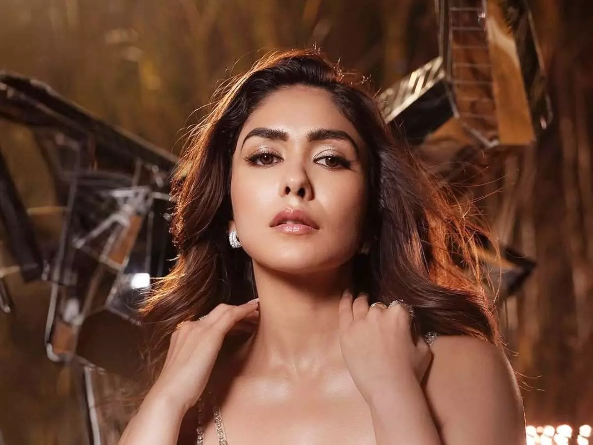 Mrunal Thakur: డీప్ఫేక్ చిత్రాలపై మృణాళ్ ఠాకూర్ ఆగ్రహం Mrunal Thakur: డీప్ఫేక్ చిత్రాలపై మృణాళ్ ఠాకూర్ ఆగ్రహం