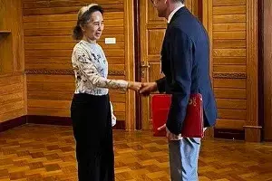 Aung San Suu Kyi: ఐదేళ్ల తర్వాత ఐసీఆర్సీ ప్రతినిధితో కనిపించిన ఆంగ్ సాన్ సూకీ Aung San Suu Kyi: ఐదేళ్ల తర్వాత ఐసీఆర్సీ ప్రతినిధితో కనిపించిన ఆంగ్ సాన్ సూకీ