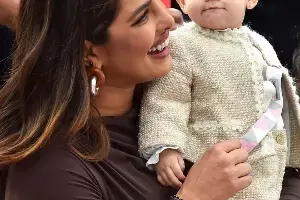 Priyanka Chopra: కూతురికి శ్లోకాలు నేర్పిస్తూ..ప్రియాంక చోప్రా క్యూట్ వీడియో వైరల్.. Priyanka Chopra: కూతురికి శ్లోకాలు నేర్పిస్తూ..ప్రియాంక చోప్రా క్యూట్ వీడియో వైరల్..