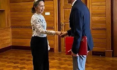 Aung San Suu Kyi: ఐదేళ్ల తర్వాత ఐసీఆర్సీ ప్రతినిధితో కనిపించిన ఆంగ్ సాన్ సూకీ Aung San Suu Kyi: ఐదేళ్ల తర్వాత ఐసీఆర్సీ ప్రతినిధితో కనిపించిన ఆంగ్ సాన్ సూకీ