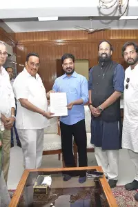 CM Revanth Reddy: కేంద్ర మంత్రులతో సీఎం రేవంత్రెడ్డి భేటీ.. తుమ్మిడిహెట్టి, ప్రాజెక్టుల అనుమతులపై కీలక చర్చ CM Revanth Reddy: కేంద్ర మంత్రులతో సీఎం రేవంత్రెడ్డి భేటీ.. తుమ్మిడిహెట్టి, ప్రాజెక్టుల అనుమతులపై కీలక చర్చ