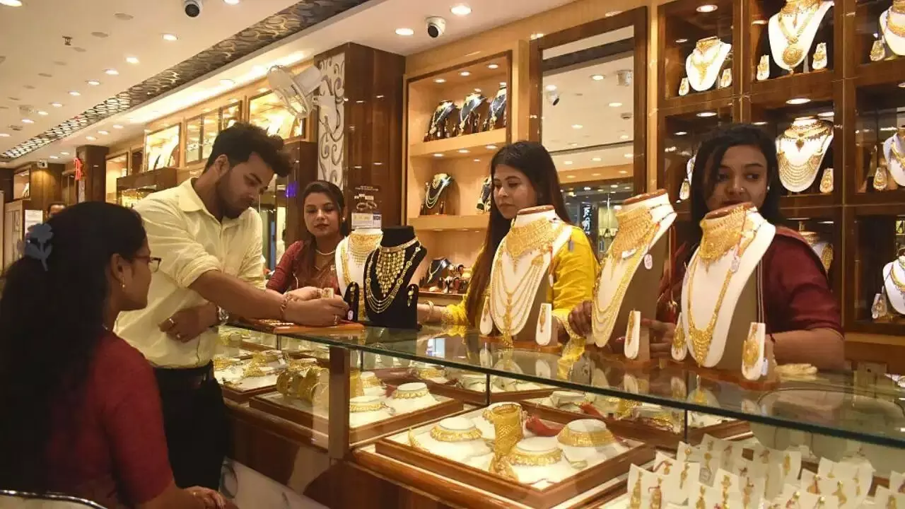 Digital Gold : బంగారం అంటే కేవలం నగలు కాదంటున్న కుర్రకారు.. డిజిటల్ గోల్డ్ వైపే Gen Z మొగ్గు Digital Gold : బంగారం అంటే కేవలం నగలు కాదంటున్న కుర్రకారు.. డిజిటల్ గోల్డ్ వైపే Gen Z మొగ్గు