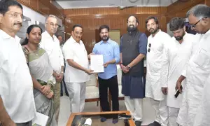 CM Revanth Reddy: కేంద్ర మంత్రులతో సీఎం రేవంత్రెడ్డి భేటీ.. తుమ్మిడిహెట్టి, ప్రాజెక్టుల అనుమతులపై కీలక చర్చ CM Revanth Reddy: కేంద్ర మంత్రులతో సీఎం రేవంత్రెడ్డి భేటీ.. తుమ్మిడిహెట్టి, ప్రాజెక్టుల అనుమతులపై కీలక చర్చ