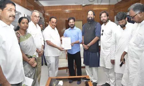 CM Revanth Reddy: కేంద్ర మంత్రులతో సీఎం రేవంత్రెడ్డి భేటీ.. తుమ్మిడిహెట్టి, ప్రాజెక్టుల అనుమతులపై కీలక చర్చ CM Revanth Reddy: కేంద్ర మంత్రులతో సీఎం రేవంత్రెడ్డి భేటీ.. తుమ్మిడిహెట్టి, ప్రాజెక్టుల అనుమతులపై కీలక చర్చ