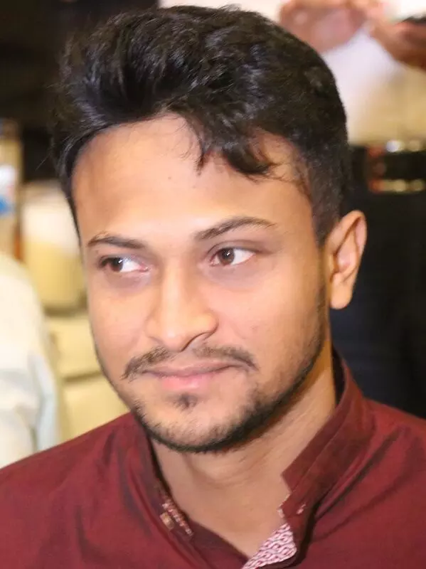 Shakib Al Hasan: హసీనా ప్రెస్మీట్లో పాల్గొన్న తర్వాత షకీబ్ ఇంటిపై పెట్రోల్ బాంబు దాడి Shakib Al Hasan: హసీనా ప్రెస్మీట్లో పాల్గొన్న తర్వాత షకీబ్ ఇంటిపై పెట్రోల్ బాంబు దాడి