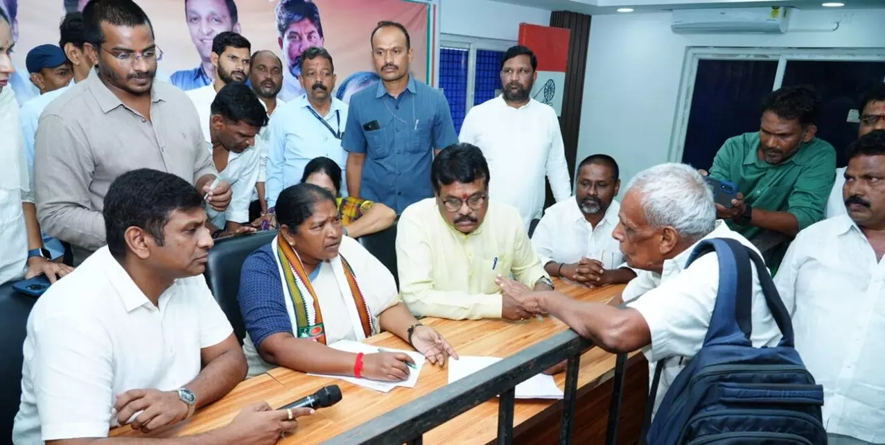 Minister Seethakka: ప్రజా సమస్యలపై తక్షణ చర్యలు తీసుకుంటాం: మంత్రి సీతక్క Minister Seethakka: ప్రజా సమస్యలపై తక్షణ చర్యలు తీసుకుంటాం: మంత్రి సీతక్క