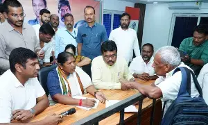 Minister Seethakka: ప్రజా సమస్యలపై తక్షణ చర్యలు తీసుకుంటాం: మంత్రి సీతక్క Minister Seethakka: ప్రజా సమస్యలపై తక్షణ చర్యలు తీసుకుంటాం: మంత్రి సీతక్క
