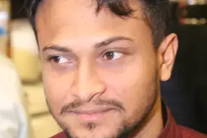 Shakib Al Hasan: హసీనా ప్రెస్మీట్లో పాల్గొన్న తర్వాత షకీబ్ ఇంటిపై పెట్రోల్ బాంబు దాడి Shakib Al Hasan: హసీనా ప్రెస్మీట్లో పాల్గొన్న తర్వాత షకీబ్ ఇంటిపై పెట్రోల్ బాంబు దాడి