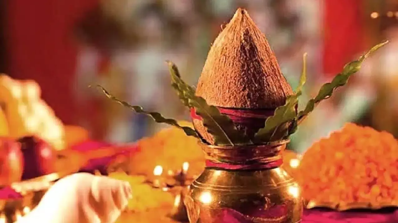 Performing Kalasha Sthapana: పూజలో కలశ స్థాపన చేస్తున్నారా? కలశంపై కొబ్బరికాయ ఏ దిశలో ఉంచాలో తెలుసుకోండి.. Performing Kalasha Sthapana: పూజలో కలశ స్థాపన చేస్తున్నారా? కలశంపై కొబ్బరికాయ ఏ దిశలో ఉంచాలో తెలుసుకోండి..