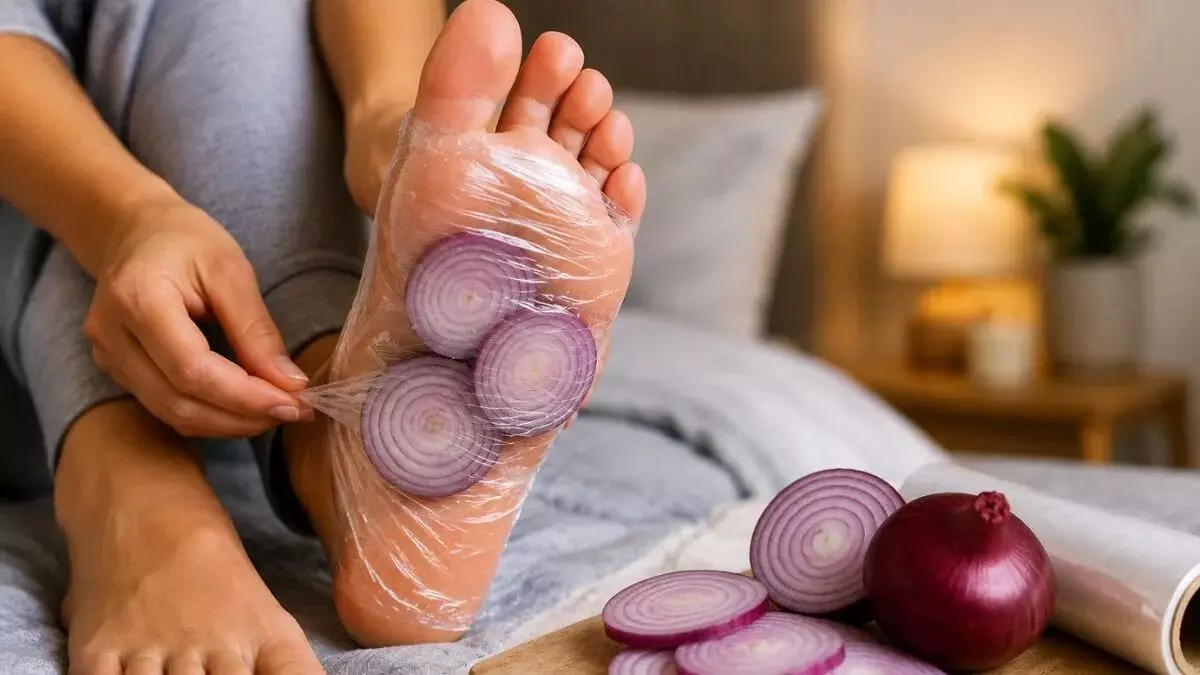 Onion Trick: సోషల్ మీడియాలో వైరల్ అవుతున్న ఉల్లిపాయ ట్రిక్ వెనుక అసలు నిజం ఇదే! Onion Trick: సోషల్ మీడియాలో వైరల్ అవుతున్న ఉల్లిపాయ ట్రిక్ వెనుక అసలు నిజం ఇదే!