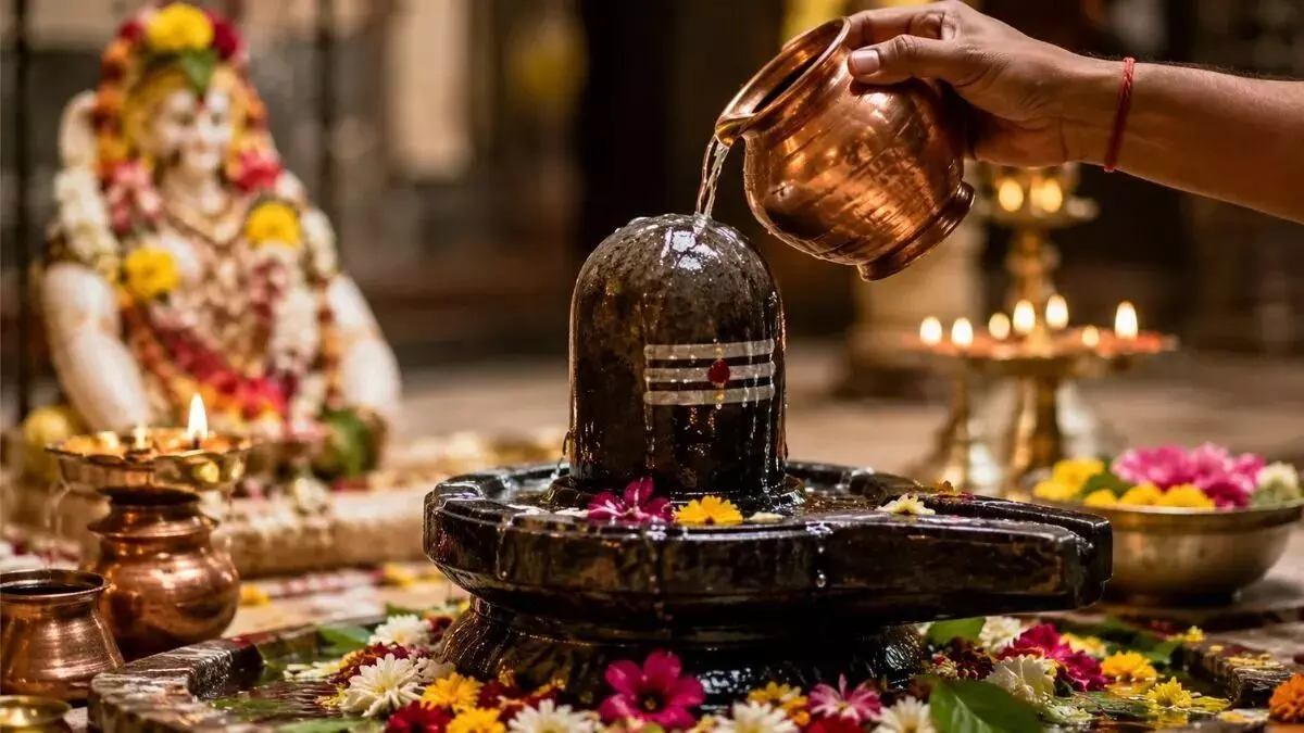 Rudrabhishekam: ఈ శ్రావణ మాసంలో ఏ రోజు రుద్రాభిషేకం చేయాలి? Rudrabhishekam: ఈ శ్రావణ మాసంలో ఏ రోజు రుద్రాభిషేకం చేయాలి?