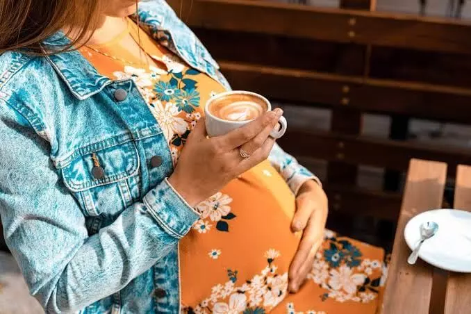 Breastfeeding Mothers Drink Coffee: బాలింతలు కాఫీ తాగవచ్చా? పాలు ఇచ్చే తల్లులకు కెఫిన్ ఎంతవరకు సురక్షితం? Breastfeeding Mothers Drink Coffee: బాలింతలు కాఫీ తాగవచ్చా? పాలు ఇచ్చే తల్లులకు కెఫిన్ ఎంతవరకు సురక్షితం?