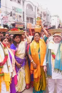 Ashada Bonalu: హైదరాబాద్‌లో ఘనంగా ఆషాఢ బోనాలు... లాల్‌దర్వాజా మహంకాళి ఆలయంలో భక్తుల సందడి