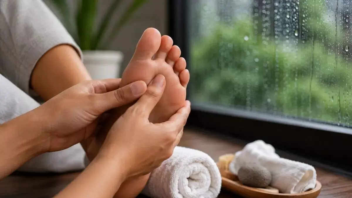 Diabetes Patients in Monsoon: వర్షాకాలంలో షుగర్ పేషెంట్లు.. మీ పాదాల పట్ల తీసుకోవాల్సిన జాగ్రత్తలివే..! - Diabetes Patients in Monsoon: వర్షాకాలంలో షుగర్ పేషెంట్లు.. మీ పాదాల పట్ల తీసుకోవాల్సిన జాగ్రత్తలివే..! -