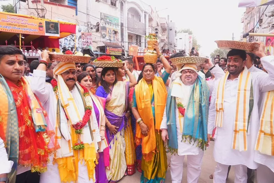 Ashada Bonalu: హైదరాబాద్లో ఘనంగా ఆషాఢ బోనాలు... లాల్దర్వాజా మహంకాళి ఆలయంలో భక్తుల సందడి Ashada Bonalu: హైదరాబాద్లో ఘనంగా ఆషాఢ బోనాలు... లాల్దర్వాజా మహంకాళి ఆలయంలో భక్తుల సందడి