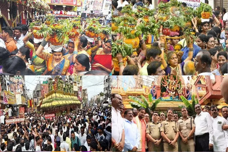 Ashada Bonalu: హైదరాబాద్లో ఘనంగా ఆషాఢ బోనాలు... లాల్దర్వాజా మహంకాళి ఆలయంలో భక్తుల సందడి Ashada Bonalu: హైదరాబాద్లో ఘనంగా ఆషాఢ బోనాలు... లాల్దర్వాజా మహంకాళి ఆలయంలో భక్తుల సందడి