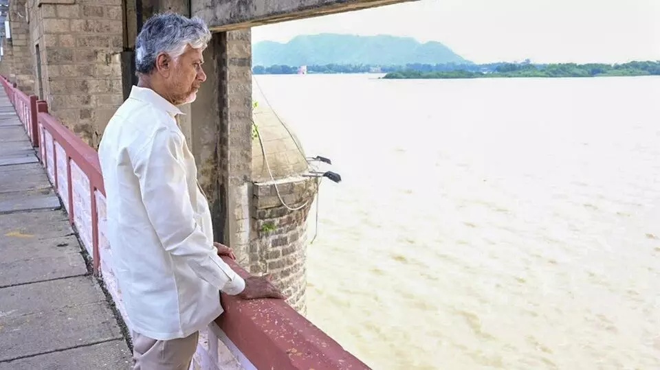 CM Chandrababu: గోదావరి జలాలతో నిండుకుండలా ప్రకాశం బ్యారేజీ.. పరిశీలించిన సీఎం చంద్రబాబు CM Chandrababu: గోదావరి జలాలతో నిండుకుండలా ప్రకాశం బ్యారేజీ.. పరిశీలించిన సీఎం చంద్రబాబు
