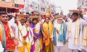 Ashada Bonalu: హైదరాబాద్లో ఘనంగా ఆషాఢ బోనాలు... లాల్దర్వాజా మహంకాళి ఆలయంలో భక్తుల సందడి Ashada Bonalu: హైదరాబాద్లో ఘనంగా ఆషాఢ బోనాలు... లాల్దర్వాజా మహంకాళి ఆలయంలో భక్తుల సందడి
