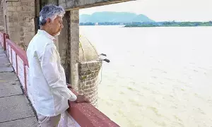 CM Chandrababu: గోదావరి జలాలతో నిండుకుండలా ప్రకాశం బ్యారేజీ.. పరిశీలించిన సీఎం చంద్రబాబు CM Chandrababu: గోదావరి జలాలతో నిండుకుండలా ప్రకాశం బ్యారేజీ.. పరిశీలించిన సీఎం చంద్రబాబు