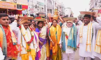 Ashada Bonalu: హైదరాబాద్‌లో ఘనంగా ఆషాఢ బోనాలు... లాల్‌దర్వాజా మహంకాళి ఆలయంలో భక్తుల సందడి