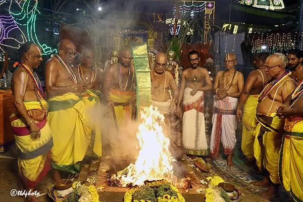 Sri Kodandarama Swamy: పూర్ణాహుతితో వైభవంగా ముగిసిన శ్రీ కోదండరామస్వామివారి పవిత్రోత్సవాలు Sri Kodandarama Swamy: పూర్ణాహుతితో వైభవంగా ముగిసిన శ్రీ కోదండరామస్వామివారి పవిత్రోత్సవాలు