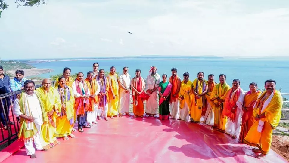 Maha Varuna Yagam: నాగార్జునసాగర్ తీరంలో మహా వరుణయాగం.. పూర్ణాహుతికి హాజరైన సీఎం రేవంత్రెడ్డి దంపతులు Maha Varuna Yagam: నాగార్జునసాగర్ తీరంలో మహా వరుణయాగం.. పూర్ణాహుతికి హాజరైన సీఎం రేవంత్రెడ్డి దంపతులు