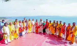 Maha Varuna Yagam: నాగార్జునసాగర్ తీరంలో మహా వరుణయాగం.. పూర్ణాహుతికి హాజరైన సీఎం రేవంత్రెడ్డి దంపతులు Maha Varuna Yagam: నాగార్జునసాగర్ తీరంలో మహా వరుణయాగం.. పూర్ణాహుతికి హాజరైన సీఎం రేవంత్రెడ్డి దంపతులు