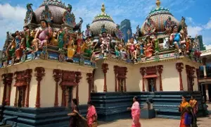 Devotees Perform Pradakshina in Temples: గుడికి వెళ్లినప్పుడు ప్రదక్షిణలు ఎందుకు చేయాలి? ఏ దేవుడికి ఎన్ని చేయాలో తెలుసుకోండి.. Devotees Perform Pradakshina in Temples: గుడికి వెళ్లినప్పుడు ప్రదక్షిణలు ఎందుకు చేయాలి? ఏ దేవుడికి ఎన్ని చేయాలో తెలుసుకోండి..
