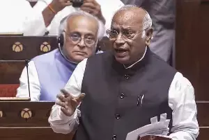 Kharge: ప్రతిపక్షం లక్ష్యాల్లో మార్పులేదు.. పార్లమెంట్లో తొలి నుంచీ అదే వైఖరి: ఖర్గే Kharge: ప్రతిపక్షం లక్ష్యాల్లో మార్పులేదు.. పార్లమెంట్లో తొలి నుంచీ అదే వైఖరి: ఖర్గే