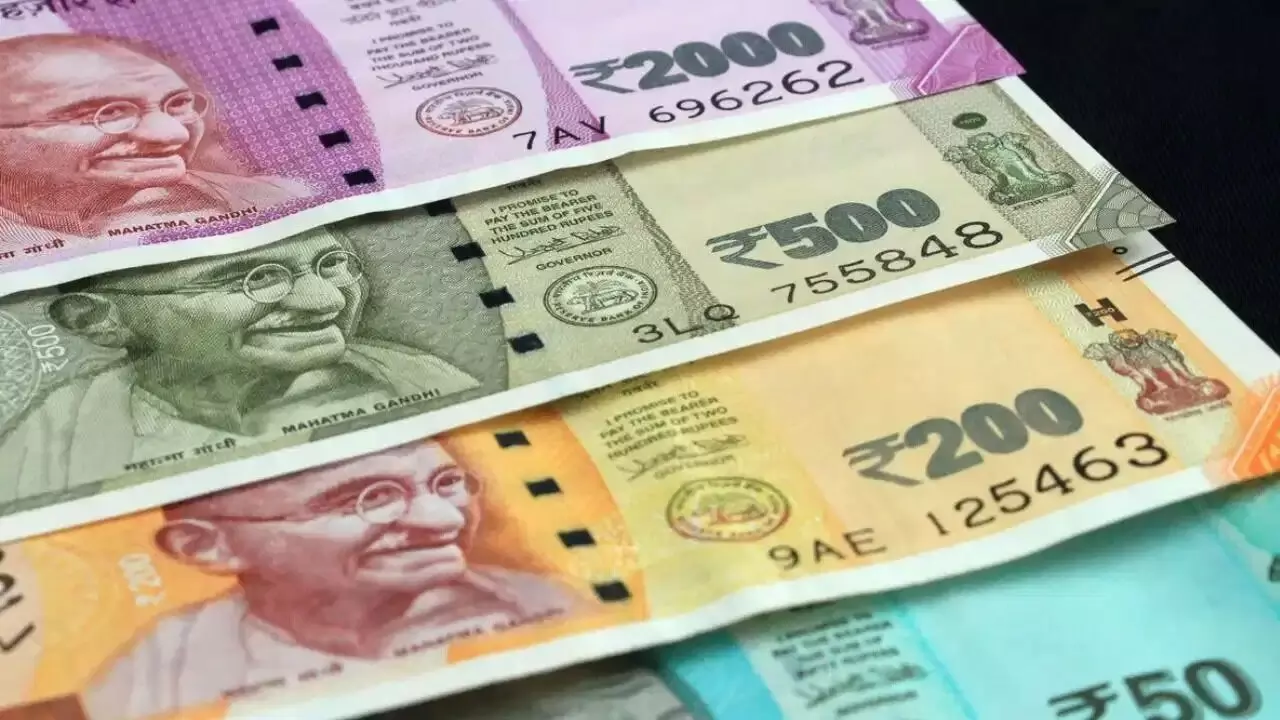 Plastic Notes: ప్లాస్టిక్ నోట్ల రాకతో పాత నోట్లు రద్దవుతాయా?.. క్లారిటీ ఇచ్చిన కేంద్ర ఆర్థిక శాఖ Plastic Notes: ప్లాస్టిక్ నోట్ల రాకతో పాత నోట్లు రద్దవుతాయా?.. క్లారిటీ ఇచ్చిన కేంద్ర ఆర్థిక శాఖ