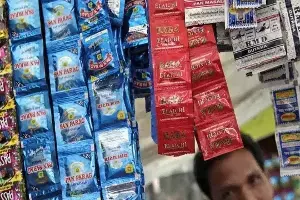 Plastic Ban: పాన్ మసాలా ప్రియులకు షాక్.. ప్యాకేజింగ్పై FSSAI కఠిన నిబంధనలు.. పెరగనున్న ధరలు Plastic Ban: పాన్ మసాలా ప్రియులకు షాక్.. ప్యాకేజింగ్పై FSSAI కఠిన నిబంధనలు.. పెరగనున్న ధరలు