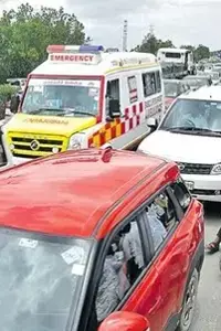 Jagans Roadshow: కర్నూలులో జగన్ రోడ్షో ఎఫెక్ట్.. స్తంభించిన జాతీయ రహదారులు, వాహనదారుల అవస్థలు Jagans Roadshow: కర్నూలులో జగన్ రోడ్షో ఎఫెక్ట్.. స్తంభించిన జాతీయ రహదారులు, వాహనదారుల అవస్థలు
