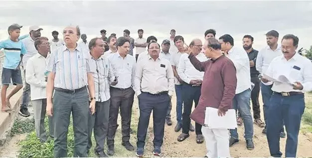 RDS Barrage: ఆర్డీఎస్ ఆనకట్టపై సీడబ్ల్యూసీ సభ్యుడి ఆగ్రహం.. కర్ణాటక, ఏపీ అధికారులపై ప్రశ్నల వర్షం RDS Barrage: ఆర్డీఎస్ ఆనకట్టపై సీడబ్ల్యూసీ సభ్యుడి ఆగ్రహం.. కర్ణాటక, ఏపీ అధికారులపై ప్రశ్నల వర్షం
