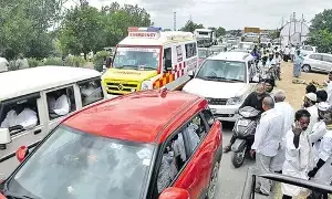 Jagans Roadshow: కర్నూలులో జగన్ రోడ్షో ఎఫెక్ట్.. స్తంభించిన జాతీయ రహదారులు, వాహనదారుల అవస్థలు Jagans Roadshow: కర్నూలులో జగన్ రోడ్షో ఎఫెక్ట్.. స్తంభించిన జాతీయ రహదారులు, వాహనదారుల అవస్థలు