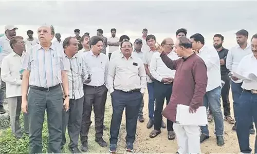 RDS Barrage: ఆర్డీఎస్ ఆనకట్టపై సీడబ్ల్యూసీ సభ్యుడి ఆగ్రహం.. కర్ణాటక, ఏపీ అధికారులపై ప్రశ్నల వర్షం RDS Barrage: ఆర్డీఎస్ ఆనకట్టపై సీడబ్ల్యూసీ సభ్యుడి ఆగ్రహం.. కర్ణాటక, ఏపీ అధికారులపై ప్రశ్నల వర్షం