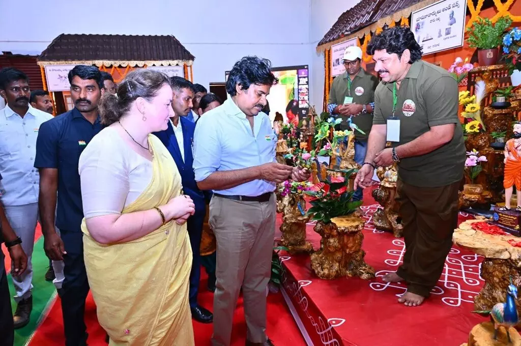 AP Deputy CM Pawan Kalyan: అస్వస్థతకు గురైన డిప్యూటీ సీఎం.. ఈస్ట్ గోదావరి పర్యటన రద్దు, హైదరాబాద్కు పవన్ AP Deputy CM Pawan Kalyan: అస్వస్థతకు గురైన డిప్యూటీ సీఎం.. ఈస్ట్ గోదావరి పర్యటన రద్దు, హైదరాబాద్కు పవన్