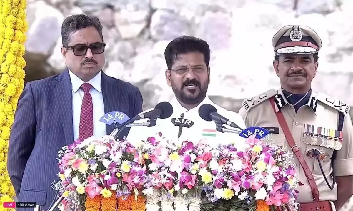 CM Revanth Reddy: గోల్కొండ కోటపై జాతీయ పతాకం ఆవిష్కరించిన సీఎం రేవంత్రెడ్డి.. రాష్ట్ర నీటి హక్కుల్లో రాజీ లేదు, రైతు సంక్షేమమే ప్రాధాన్యం CM Revanth Reddy: గోల్కొండ కోటపై జాతీయ పతాకం ఆవిష్కరించిన సీఎం రేవంత్రెడ్డి.. రాష్ట్ర నీటి హక్కుల్లో రాజీ లేదు, రైతు సంక్షేమమే ప్రాధాన్యం