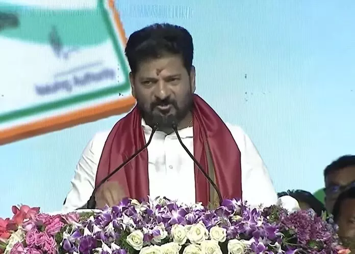 CM Revanth Reddy: సంగారెడ్డిలో సీఎం రేవంత్రెడ్డి ఘాటు విమర్శలు: భాజపా-బీఆర్ఎస్ ఒకే నాణానికి రెండు వైపులు CM Revanth Reddy: సంగారెడ్డిలో సీఎం రేవంత్రెడ్డి ఘాటు విమర్శలు: భాజపా-బీఆర్ఎస్ ఒకే నాణానికి రెండు వైపులు