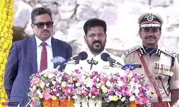 CM Revanth Reddy: గోల్కొండ కోటపై జాతీయ పతాకం ఆవిష్కరించిన సీఎం రేవంత్‌రెడ్డి.. రాష్ట్ర నీటి హక్కుల్లో రాజీ లేదు, రైతు సంక్షేమమే ప్రాధాన్యం
