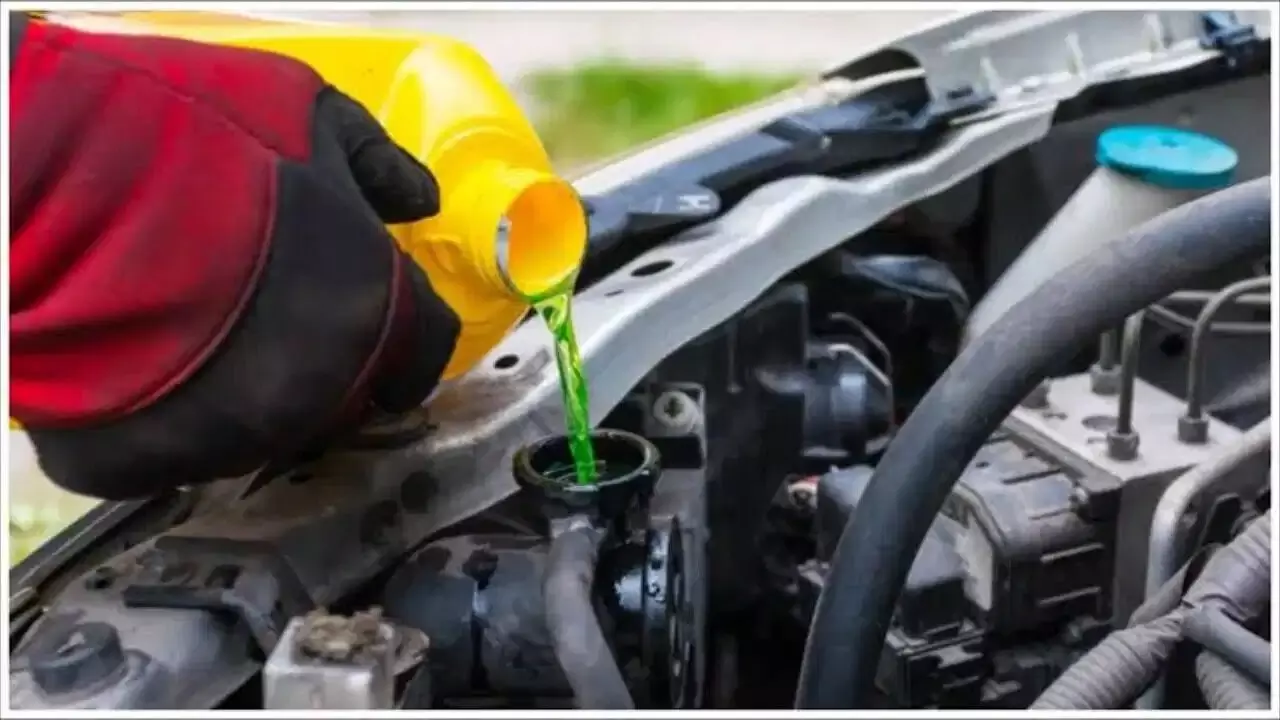 Car Care: కారులో కూలెంట్ లేకపోతే జేబు ఖాళీ కావడం ఖాయం.. ఇంజిన్ ఓవర్ హీట్ అయితే ఏం చేయాలంటే ? Car Care: కారులో కూలెంట్ లేకపోతే జేబు ఖాళీ కావడం ఖాయం.. ఇంజిన్ ఓవర్ హీట్ అయితే ఏం చేయాలంటే ?