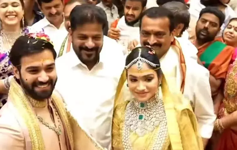 Bandla Ganeshs Daughters Grand Wedding: వైభవంగా బండ్ల గణేష్ కూతురి పెళ్లి.. అంబరాన్ని తాకిన సందడి Bandla Ganeshs Daughters Grand Wedding: వైభవంగా బండ్ల గణేష్ కూతురి పెళ్లి.. అంబరాన్ని తాకిన సందడి