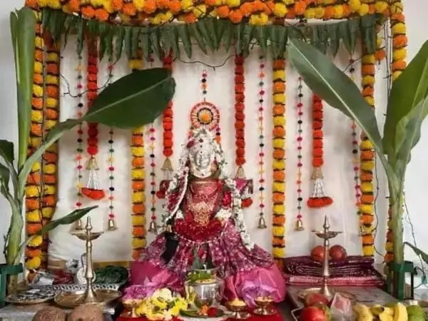 Shravana Varalakshmi Vratam: శ్రావణ వరలక్ష్మి వ్రతం: భక్తితో కొలిస్తే సిరుల పంట.. ఆధ్యాత్మిక విశిష్టతలివే.. Shravana Varalakshmi Vratam: శ్రావణ వరలక్ష్మి వ్రతం: భక్తితో కొలిస్తే సిరుల పంట.. ఆధ్యాత్మిక విశిష్టతలివే..