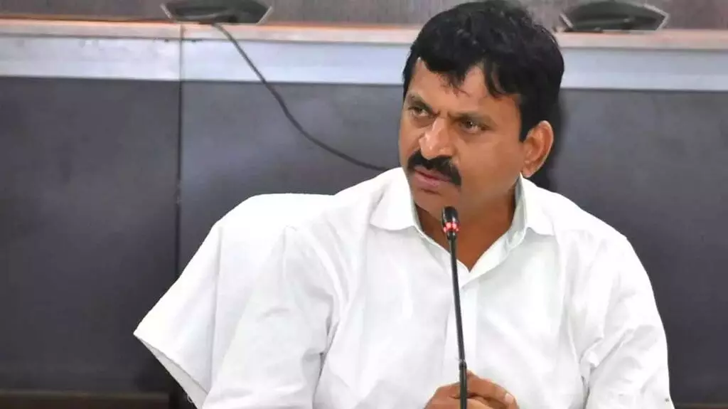 Minister Ponguleti: 22-ఏ భూముల పేరుతో ప్రజలను వేధిస్తే సహించం: మంత్రి పొంగులేటి హెచ్చరిక Minister Ponguleti: 22-ఏ భూముల పేరుతో ప్రజలను వేధిస్తే సహించం: మంత్రి పొంగులేటి హెచ్చరిక
