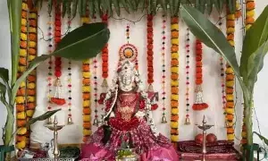 Shravana Varalakshmi Vratam:  శ్రావణ వరలక్ష్మి వ్రతం: భక్తితో కొలిస్తే సిరుల పంట.. ఆధ్యాత్మిక విశిష్టతలివే..